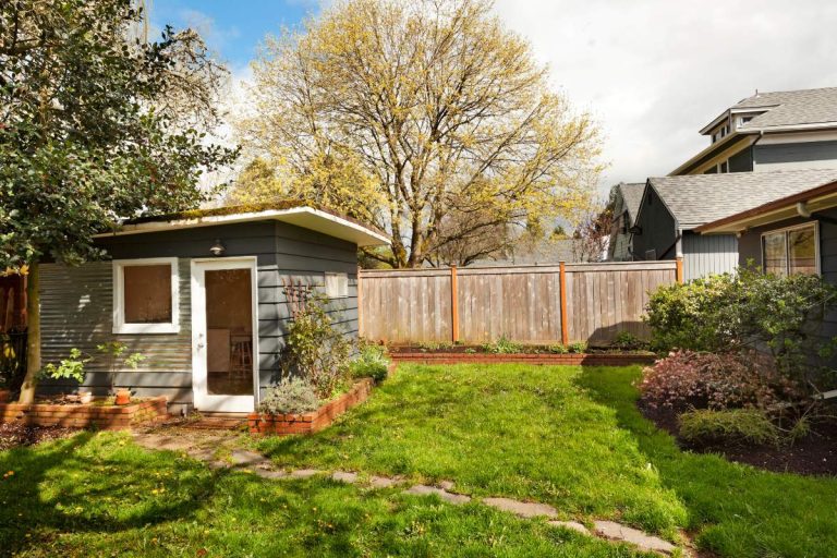 comment proteger le bas d'un abri de jardin