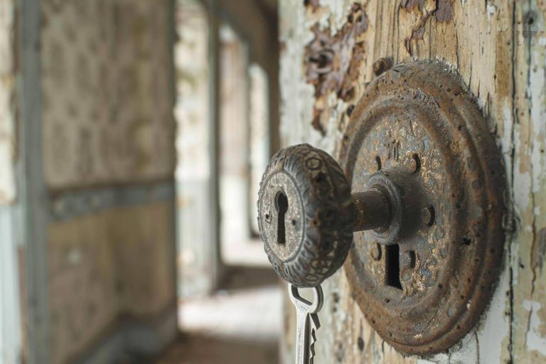 Serrure bloquée clé tourne pas – Quelles solutions ?